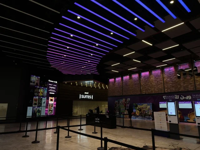 سينما موفي، الظهران أكبر وأبرز المجمعات التجارية في المنطقة الشرقية بالمملكة العربية السعودية، مراكز التسوق والمتاجر الفاخرة، رفع مستوى تجربة الزوار وتحسين المرافق، اماكن الأنشطة العائلية الترفيهية