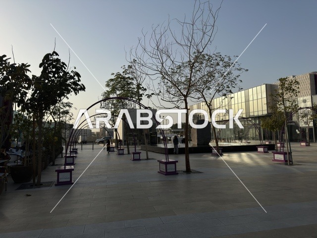 الاستمتاع بالأجواء المفتوحة والجلسات الخارجية، سيتي ووك الخبر وجهة تجارية وترفيهية عصرية تقع في مدينة الخبر في المملكة العربية السعودية، تصميم مبتكر تجمع بين المساحات المفتوحة والممرات الخضراء، نخبة من المطاعم والمقاهي العالمية والمحلية، توفر مواقف سيارات فسيحة