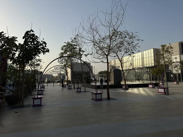 الاستمتاع بالأجواء المفتوحة والجلسات الخارجية، سيتي ووك الخبر وجهة تجارية وترفيهية عصرية تقع في مدينة الخبر في المملكة العربية السعودية، تصميم مبتكر تجمع بين المساحات المفتوحة والممرات الخضراء، نخبة من المطاعم والمقاهي العالمية والمحلية، توفر مواقف سيارات فسيحة