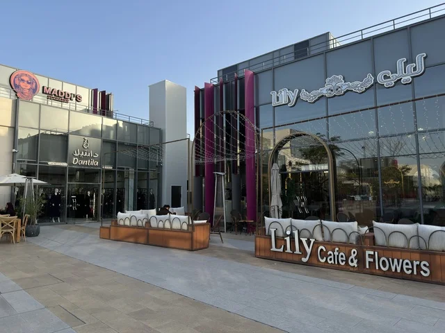 مساحات خضراء وممرات للمشاة، سيتي ووك الخبر وجهة تجارية وترفيهية عصرية تقع في مدينة الخبر في المملكة العربية السعودية، تصميم مبتكر تجمع بين المساحات المفتوحة والممرات الخضراء، نخبة من المطاعم والمقاهي العالمية والمحلية، توفر مواقف سيارات فسيحة