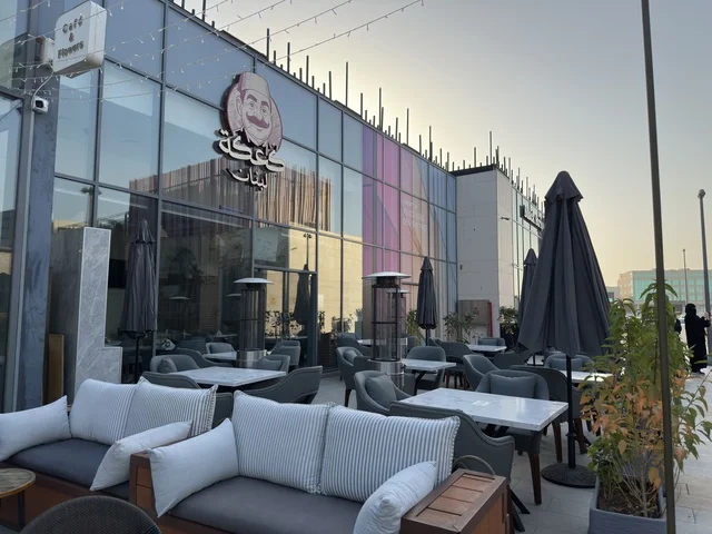 تصميم مبتكر تجمع بين المساحات المفتوحة والممرات الخضراء، نخبة من المطاعم والمقاهي العالمية والمحلية، سيتي ووك الخبر وجهة تجارية وترفيهية عصرية تقع في مدينة الخبر في المملكة العربية السعودية، توفر مواقف سيارات فسيحة