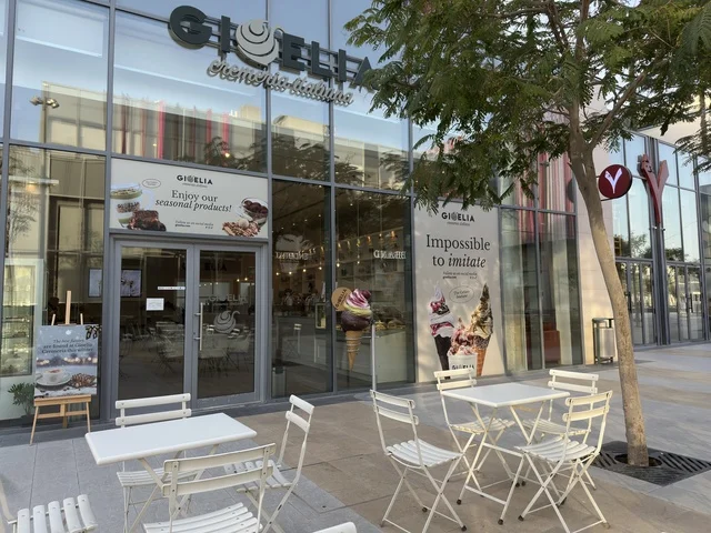 سيتي ووك الخبر وجهة تجارية وترفيهية عصرية تقع في مدينة الخبر في المملكة العربية السعودية، تصميم مبتكر تجمع بين المساحات المفتوحة والممرات الخضراء، نخبة من المطاعم والمقاهي العالمية والمحلية،  توفر مواقف سيارات فسيحة