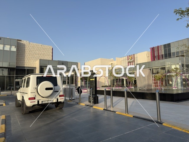 توفر مواقف سيارات فسيحة، سيتي ووك الخبر وجهة تجارية وترفيهية عصرية تقع في مدينة الخبر في المملكة العربية السعودية، تصميم مبتكر تجمع بين المساحات المفتوحة والممرات الخضراء، نخبة من المطاعم والمقاهي العالمية والمحلية،