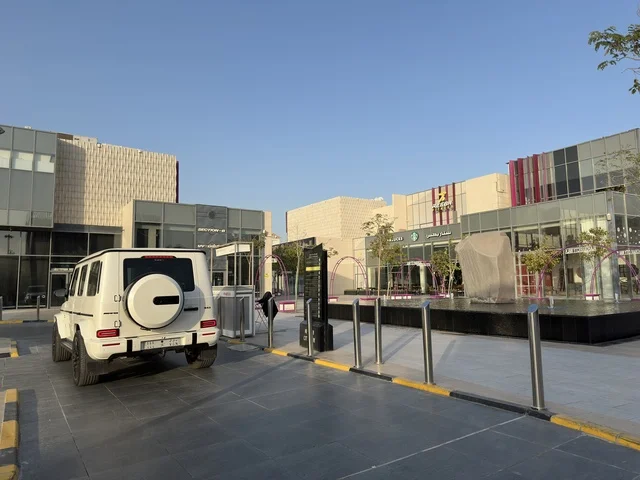 توفر مواقف سيارات فسيحة، سيتي ووك الخبر وجهة تجارية وترفيهية عصرية تقع في مدينة الخبر في المملكة العربية السعودية، تصميم مبتكر تجمع بين المساحات المفتوحة والممرات الخضراء، نخبة من المطاعم والمقاهي العالمية والمحلية،