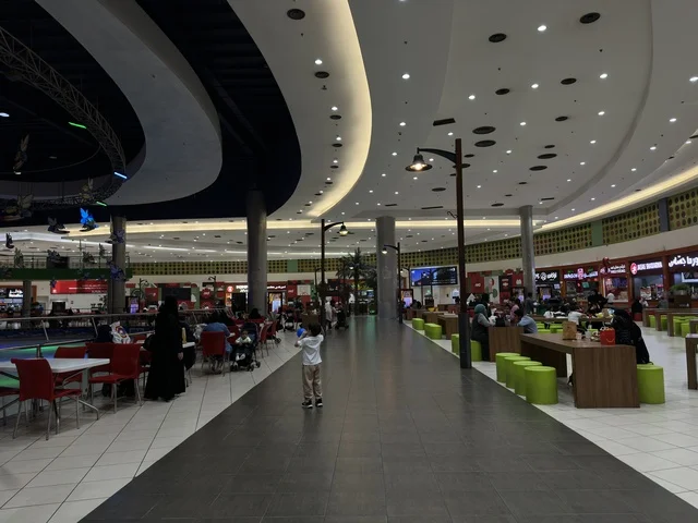 كراسي وطاولات لتناول الوجبات السريعة، الظهران أكبر وأبرز المجمعات التجارية في المنطقة الشرقية بالمملكة العربية السعودية، مراكز التسوق والمتاجر الفاخرة، رفع مستوى تجربة الزوار وتحسين المرافق، اماكن الأنشطة العائلية الترفيهية