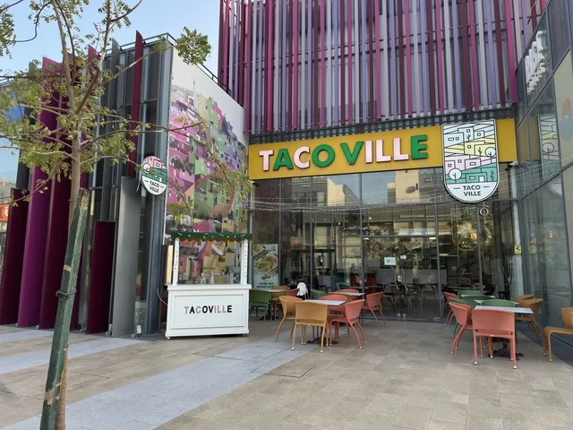 مساحات خضراء وممرات للمشاة، سيتي ووك الخبر وجهة تجارية وترفيهية عصرية تقع في مدينة الخبر في المملكة العربية السعودية، تصميم مبتكر تجمع بين المساحات المفتوحة والممرات الخضراء، نخبة من المطاعم والمقاهي العالمية والمحلية، توفر مواقف سيارات فسيحة