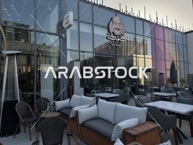 تصميم مبتكر تجمع بين المساحات المفتوحة والممرات الخضراء، نخبة من المطاعم والمقاهي العالمية والمحلية، سيتي ووك الخبر وجهة تجارية وترفيهية عصرية تقع في مدينة الخبر في المملكة العربية السعودية، توفر مواقف سيارات فسيحة