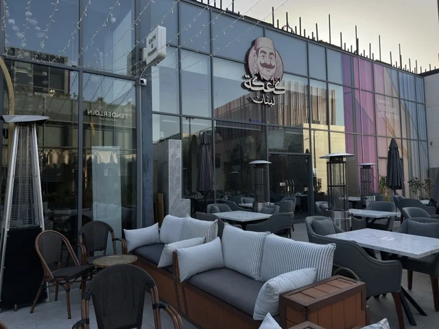 تصميم مبتكر تجمع بين المساحات المفتوحة والممرات الخضراء، نخبة من المطاعم والمقاهي العالمية والمحلية، سيتي ووك الخبر وجهة تجارية وترفيهية عصرية تقع في مدينة الخبر في المملكة العربية السعودية، توفر مواقف سيارات فسيحة