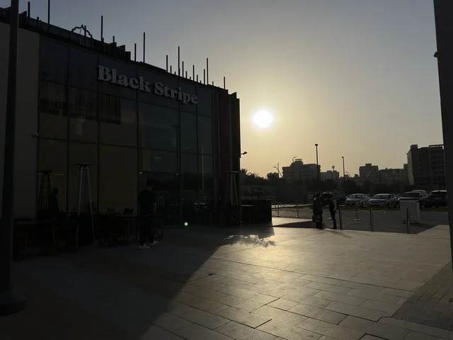 نخبة من المطاعم والمقاهي العالمية والمحلية، سيتي ووك الخبر وجهة تجارية وترفيهية عصرية تقع في مدينة الخبر في المملكة العربية السعودية، تصميم مبتكر تجمع بين المساحات المفتوحة والممرات الخضراء، توفر مواقف سيارات فسيحة