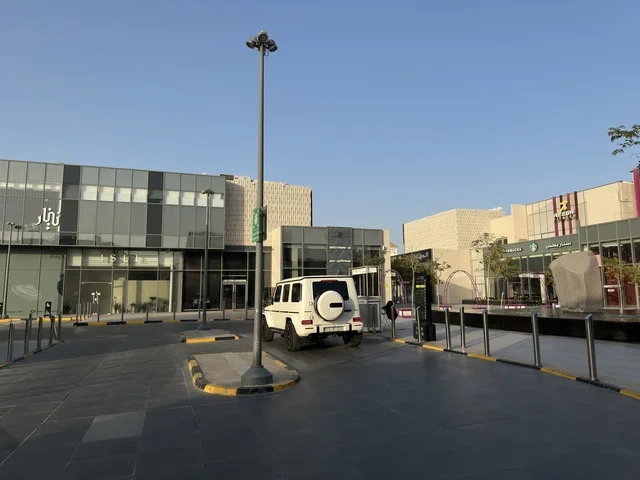 توفر مواقف سيارات فسيحة، سيتي ووك الخبر وجهة تجارية وترفيهية عصرية تقع في مدينة الخبر في المملكة العربية السعودية، تصميم مبتكر تجمع بين المساحات المفتوحة والممرات الخضراء، نخبة من المطاعم والمقاهي العالمية والمحلية،