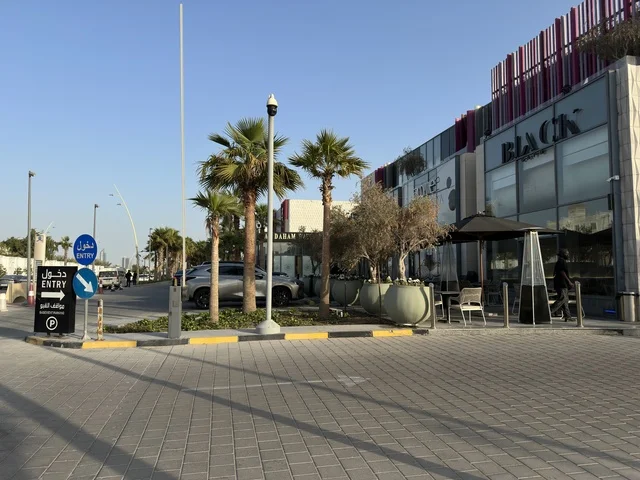 بوثات للعطور، الأزياء، والألعاب، سيتي ووك الخبر وجهة تجارية وترفيهية عصرية تقع في مدينة الخبر في المملكة العربية السعودية، تصميم مبتكر تجمع بين المساحات المفتوحة والممرات الخضراء، نخبة من المطاعم والمقاهي العالمية والمحلية، توفر مواقف سيارات فسيحة