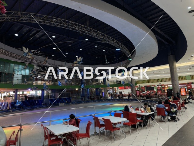 كراسي وطاولات لتناول الوجبات السريعة، الظهران أكبر وأبرز المجمعات التجارية في المنطقة الشرقية بالمملكة العربية السعودية، مراكز التسوق والمتاجر الفاخرة، رفع مستوى تجربة الزوار وتحسين المرافق، اماكن الأنشطة العائلية الترفيهية