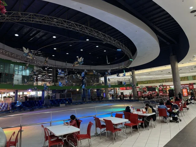 كراسي وطاولات لتناول الوجبات السريعة، الظهران أكبر وأبرز المجمعات التجارية في المنطقة الشرقية بالمملكة العربية السعودية، مراكز التسوق والمتاجر الفاخرة، رفع مستوى تجربة الزوار وتحسين المرافق، اماكن الأنشطة العائلية الترفيهية