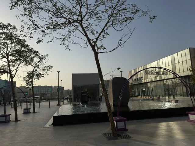 الاستمتاع بالأجواء المفتوحة والجلسات الخارجية، سيتي ووك الخبر وجهة تجارية وترفيهية عصرية تقع في مدينة الخبر في المملكة العربية السعودية، تصميم مبتكر تجمع بين المساحات المفتوحة والممرات الخضراء، نخبة من المطاعم والمقاهي العالمية والمحلية، توفر مواقف سيارات فسيحة