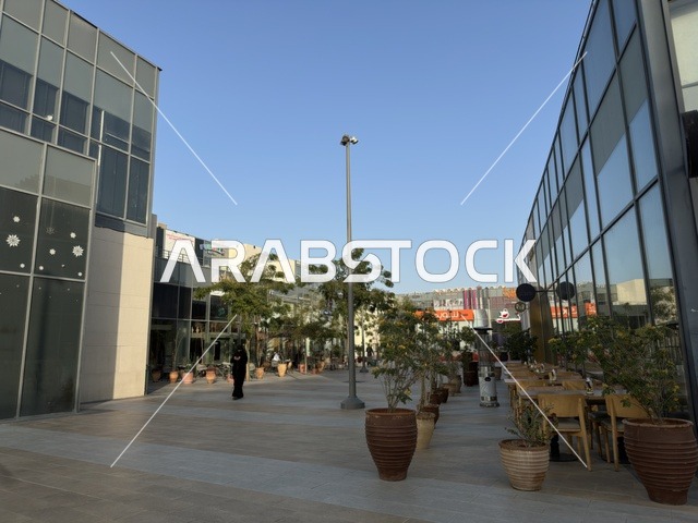 مساحات خضراء وممرات للمشاة، سيتي ووك الخبر وجهة تجارية وترفيهية عصرية تقع في مدينة الخبر في المملكة العربية السعودية، تصميم مبتكر تجمع بين المساحات المفتوحة والممرات الخضراء، نخبة من المطاعم والمقاهي العالمية والمحلية، توفر مواقف سيارات فسيحة