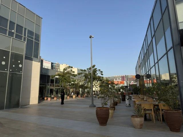 مساحات خضراء وممرات للمشاة، سيتي ووك الخبر وجهة تجارية وترفيهية عصرية تقع في مدينة الخبر في المملكة العربية السعودية، تصميم مبتكر تجمع بين المساحات المفتوحة والممرات الخضراء، نخبة من المطاعم والمقاهي العالمية والمحلية، توفر مواقف سيارات فسيحة