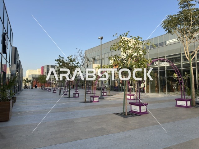 تصميم مبتكر تجمع بين المساحات المفتوحة والممرات الخضراء، نخبة من المطاعم والمقاهي العالمية والمحلية، سيتي ووك الخبر وجهة تجارية وترفيهية عصرية تقع في مدينة الخبر في المملكة العربية السعودية، توفر مواقف سيارات فسيحة