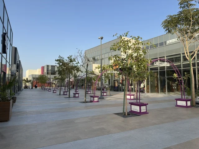 تصميم مبتكر تجمع بين المساحات المفتوحة والممرات الخضراء، نخبة من المطاعم والمقاهي العالمية والمحلية، سيتي ووك الخبر وجهة تجارية وترفيهية عصرية تقع في مدينة الخبر في المملكة العربية السعودية، توفر مواقف سيارات فسيحة