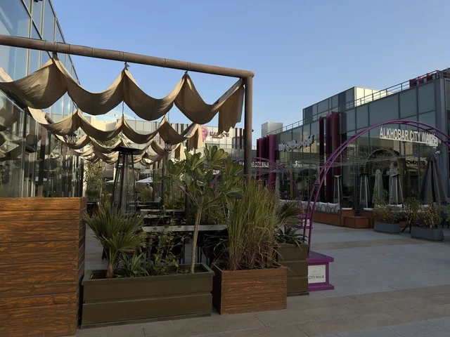 سيتي ووك الخبر وجهة تجارية وترفيهية عصرية تقع في مدينة الخبر في المملكة العربية السعودية، تصميم مبتكر تجمع بين المساحات المفتوحة والممرات الخضراء، نخبة من المطاعم والمقاهي العالمية والمحلية،  توفر مواقف سيارات فسيحة