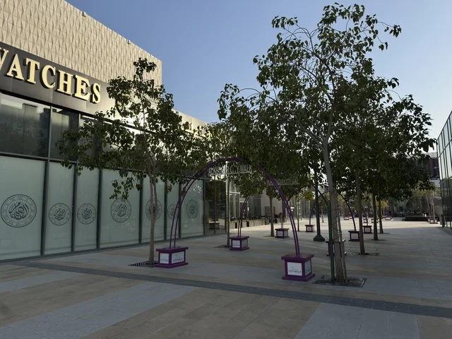 فعاليات موسمية ومعارض فنية وتجارية، سيتي ووك الخبر وجهة تجارية وترفيهية عصرية تقع في مدينة الخبر في المملكة العربية السعودية، تصميم مبتكر تجمع بين المساحات المفتوحة والممرات الخضراء، نخبة من المطاعم والمقاهي العالمية والمحلية، توفر مواقف سيارات فسيحة