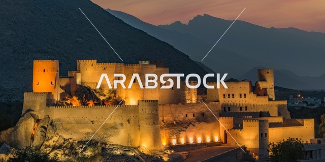 معلم عسكري تاريخي اثري محاط ببساتين النخيل الخضراء، موقع استراتيجي مهم, قلعة نخل المبنية من الطين في ولاية نخل في سلطنة عمان ,التصميم والفن الهندسي المعماري على الطراز القديم، معلم ومزار سياحي تراثي مشهور في محافظة جنوب الباطنة، حصن وبناء على الصخر.
