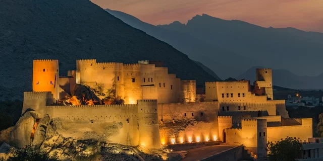 معلم عسكري تاريخي اثري محاط ببساتين النخيل الخضراء، موقع استراتيجي مهم, قلعة نخل المبنية من الطين في ولاية نخل في سلطنة عمان ,التصميم والفن الهندسي المعماري على الطراز القديم، معلم ومزار سياحي تراثي مشهور في محافظة جنوب الباطنة، حصن وبناء على الصخر.