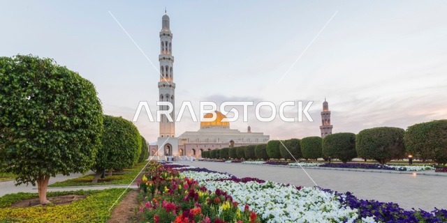 الفن الهندسي المعماري للمساجد على الطراز الإسلامي، زراعة الأشجار والنباتات في محيط جامع السلطان قابوس الأكبر في مسقط، العبادة والتقرب إلى الله تعالى، الأماكن والمعالم الإسلامية الدينية المشهورة في سلطنة عمان، دعوة المسلمين إلى أداء الصلاة