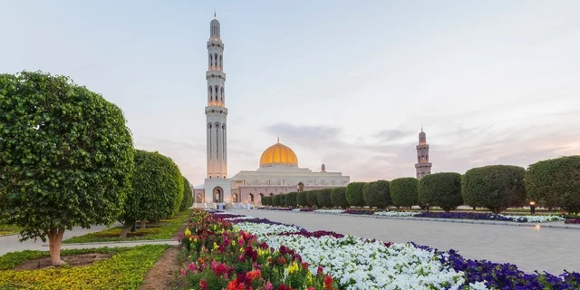 الفن الهندسي المعماري للمساجد على الطراز الإسلامي، زراعة الأشجار والنباتات في محيط جامع السلطان قابوس الأكبر في مسقط، العبادة والتقرب إلى الله تعالى، الأماكن والمعالم الإسلامية الدينية المشهورة في سلطنة عمان، دعوة المسلمين إلى أداء الصلاة