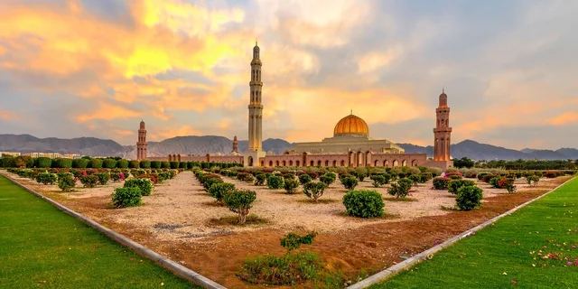 الفن الهندسي المعماري للمساجد على الطراز الإسلامي، زراعة الأشجار والنباتات في محيط جامع السلطان قابوس الأكبر في مسقط، العبادة والتقرب إلى الله تعالى، الأماكن والمعالم الإسلامية الدينية المشهورة في سلطنة عمان، دعوة المسلمين إلى أداء الصلاة