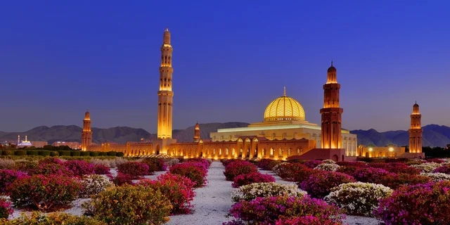 الفن الهندسي المعماري للمساجد على الطراز الإسلامي، زراعة الأشجار والنباتات في محيط جامع السلطان قابوس الأكبر في مسقط، العبادة والتقرب إلى الله تعالى، الأماكن والمعالم الإسلامية الدينية المشهورة في سلطنة عمان، دعوة المسلمين إلى أداء الصلاة