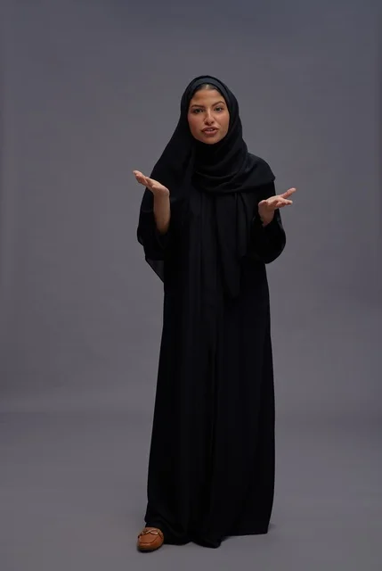امرأة سعودية بالعباءة السوداء التقليدية تصوير استوديو