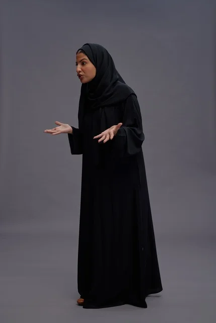 امرأة سعودية بالعباءة السوداء تتحدث في الاستوديو