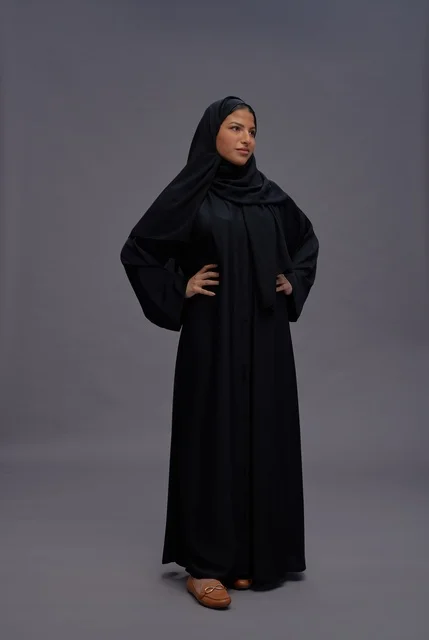 امرأة سعودية في عباءة سوداء تقليدية في استوديو