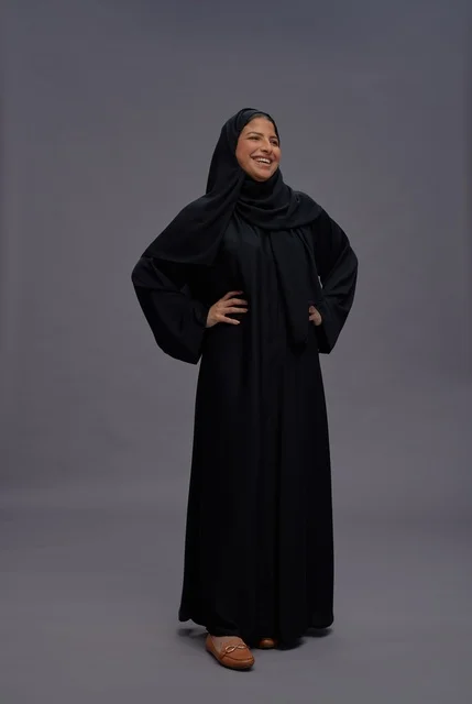 امرأة سعودية بالعباءة السوداء في استوديو تصوير