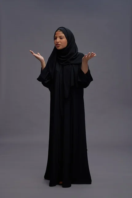امرأة سعودية بالعباءة السوداء في استوديو تصوير
