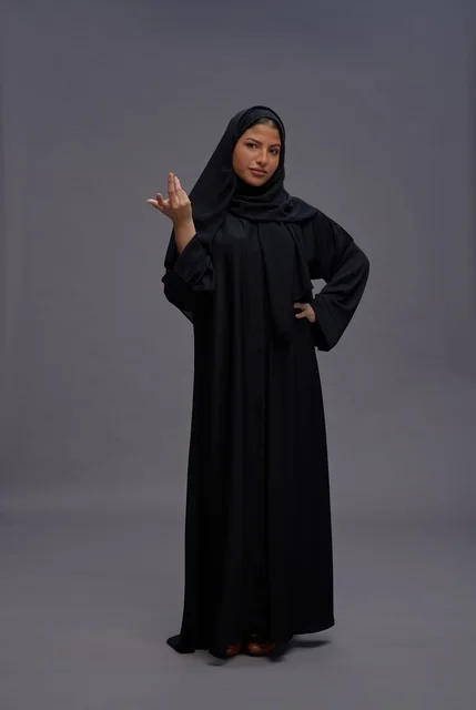 امرأة سعودية في عباءة سوداء تقليدية تصوير استوديو