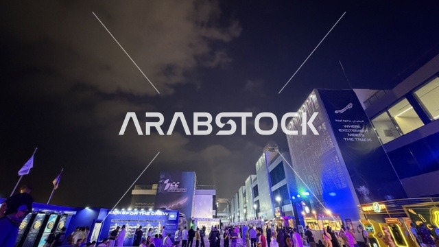 زوار يتجولون في معرض سنيكر كون جدة من 1 إلى 3 فبراير 2026 في حلبة كورنيش جدة، فعاليات موسم جدة في المملكة، أكبر معرض عالمي متخصص في ثقافة السنيكرز، منطقة تداول لبيع وشراء وتبديل الأحذية الرياضية