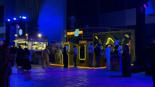 The Sneaker Con Jeddah event will take place from February 1 to 3, 2026, at the Jeddah Corniche Circuit. It is part of the Jeddah Season events in the Kingdom, the largest global exhibition dedicated to sneaker culture, featuring a trading area for buying, selling, and exchanging athletic shoes. Visitors will stroll through the Jeff booth, classic arcade machines, and display platforms in the nighttime atmosphere.