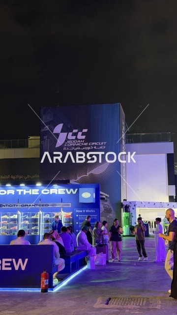 زوار يتجولون في معرض سنيكر كون جدة من 1 إلى 3 فبراير 2026 في حلبة كورنيش جدة، فعاليات موسم جدة في المملكة، أكبر معرض عالمي متخصص في ثقافة السنيكرز، منطقة تداول لبيع وشراء وتبديل الأحذية الرياضية