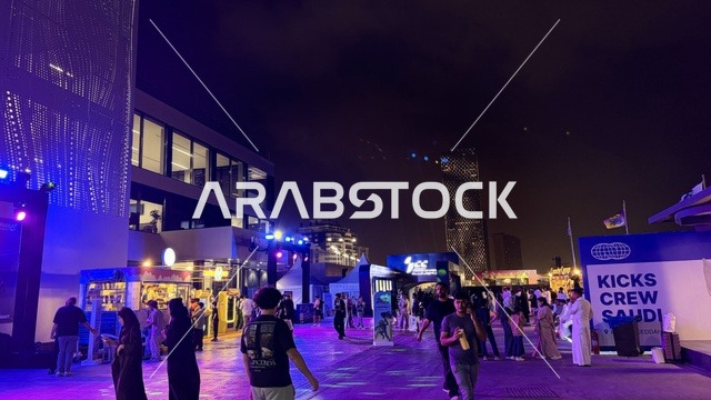 زوار يتجولون في معرض سنيكر كون جدة من 1 إلى 3 فبراير 2026 في حلبة كورنيش جدة، فعاليات موسم جدة في المملكة، أكبر معرض عالمي متخصص في ثقافة السنيكرز، منطقة تداول لبيع وشراء وتبديل الأحذية الرياضية