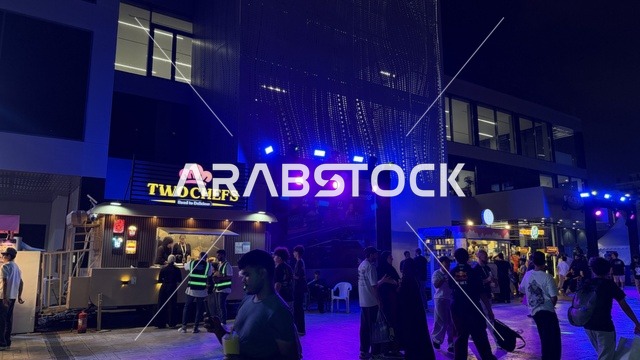 زوار يتجولون في معرض سنيكر كون جدة من 1 إلى 3 فبراير 2026 في حلبة كورنيش جدة، فعاليات موسم جدة في المملكة، أكبر معرض عالمي متخصص في ثقافة السنيكرز، منطقة تداول لبيع وشراء وتبديل الأحذية الرياضية