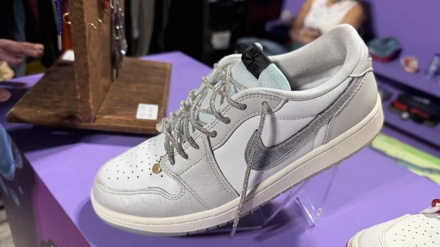 A sports shoe exhibition at Sneaker Con Jeddah from February 1 to 3, 2026, at the Jeddah Corniche Circuit, part of the Jeddah Season events in the Kingdom, the largest global exhibition specialized in sneaker culture, a trading area for buying, selling, and exchanging sports shoes.
