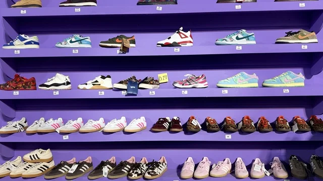 A sports shoe exhibition at Sneaker Con Jeddah from February 1 to 3, 2026, at the Jeddah Corniche Circuit, part of the Jeddah Season events in the Kingdom, the largest global exhibition specialized in sneaker culture, a trading area for buying, selling, and exchanging sports shoes.