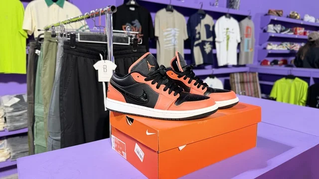 A sports shoe exhibition at Sneaker Con Jeddah from February 1 to 3, 2026, at the Jeddah Corniche Circuit, part of the Jeddah Season events in the Kingdom, the largest global exhibition specialized in sneaker culture, a trading area for buying, selling, and exchanging sports shoes.