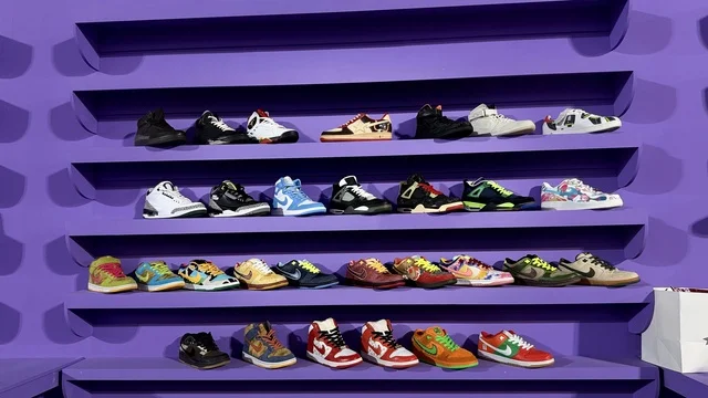 A sports shoe exhibition at Sneaker Con Jeddah from February 1 to 3, 2026, at the Jeddah Corniche Circuit, part of the Jeddah Season events in the Kingdom, the largest global exhibition specialized in sneaker culture, a trading area for buying, selling, and exchanging sports shoes.