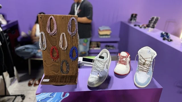 A sports shoe exhibition at Sneaker Con Jeddah from February 1 to 3, 2026, at the Jeddah Corniche Circuit, part of the Jeddah Season events in the Kingdom, the largest global exhibition specialized in sneaker culture, a trading area for buying, selling, and exchanging sports shoes.