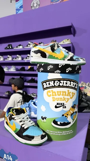 A sports shoe exhibition at Sneaker Con Jeddah from February 1 to 3, 2026, at the Jeddah Corniche Circuit, part of the Jeddah Season events in the Kingdom, the largest global exhibition specialized in sneaker culture, a trading area for buying, selling, and exchanging sports shoes.