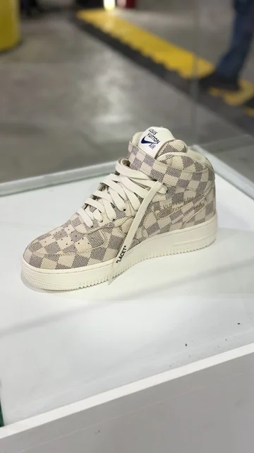 A sports shoe exhibition at Sneaker Con Jeddah from February 1 to 3, 2026, at the Jeddah Corniche Circuit, part of the Jeddah Season events in the Kingdom, the largest global exhibition specialized in sneaker culture, a trading area for buying, selling, and exchanging sports shoes.