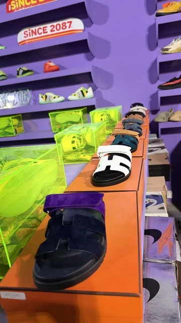 A sports shoe exhibition at Sneaker Con Jeddah from February 1 to 3, 2026, at the Jeddah Corniche Circuit, part of the Jeddah Season events in the Kingdom, the largest global exhibition specialized in sneaker culture, a trading area for buying, selling, and exchanging sports shoes.