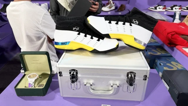 A sports shoe exhibition at Sneaker Con Jeddah from February 1 to 3, 2026, at the Jeddah Corniche Circuit, part of the Jeddah Season events in the Kingdom, the largest global exhibition specialized in sneaker culture, a trading area for buying, selling, and exchanging sports shoes.